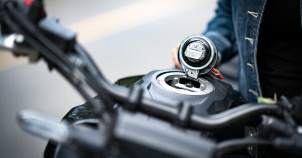 Top 5 dicas e truques para economizar combustível na sua moto 2023