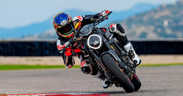 Nova Ducati Monster 937 estreia no Brasil mais moderna e com novo motor!