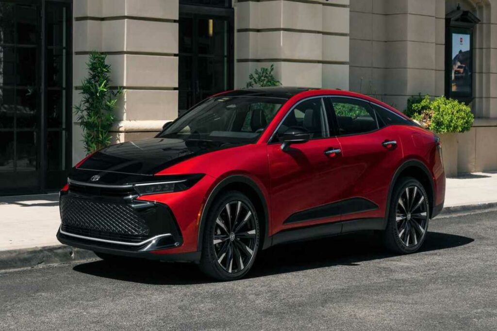 Toyota Crown 2024 ganha mais detalhes! Sedã híbrido deve chegar ao Brasil!