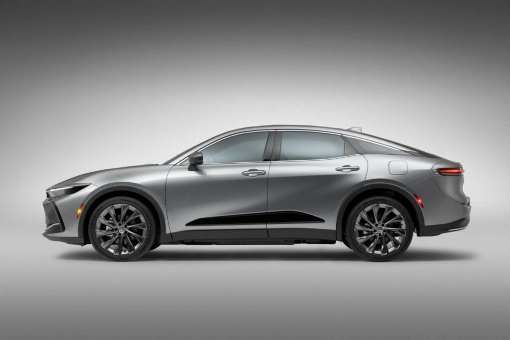 Toyota Crown 2024 ganha mais detalhes! Sedã híbrido deve chegar ao Brasil!